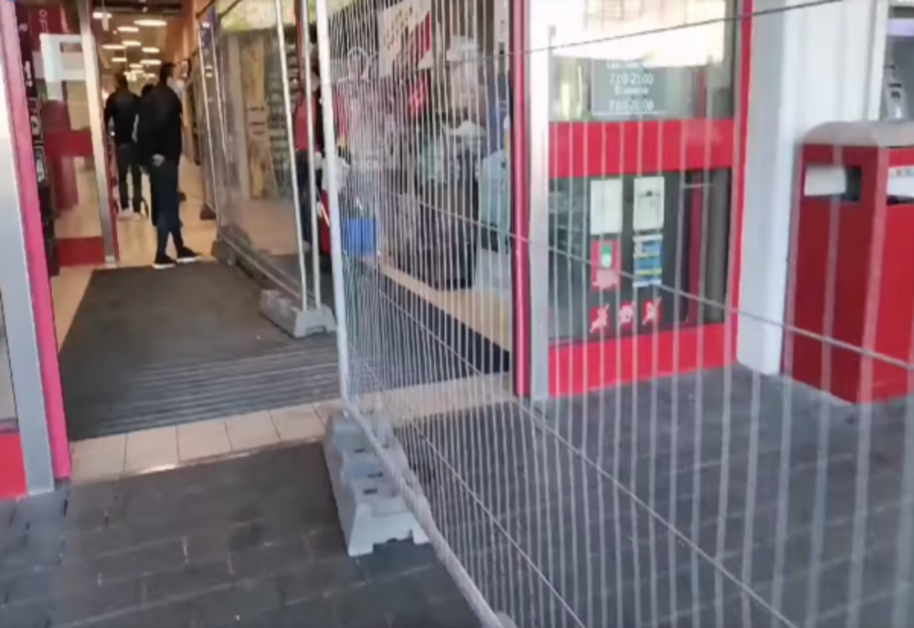 Centrele comerciale care au montat garduri separatoare, sancționate!
