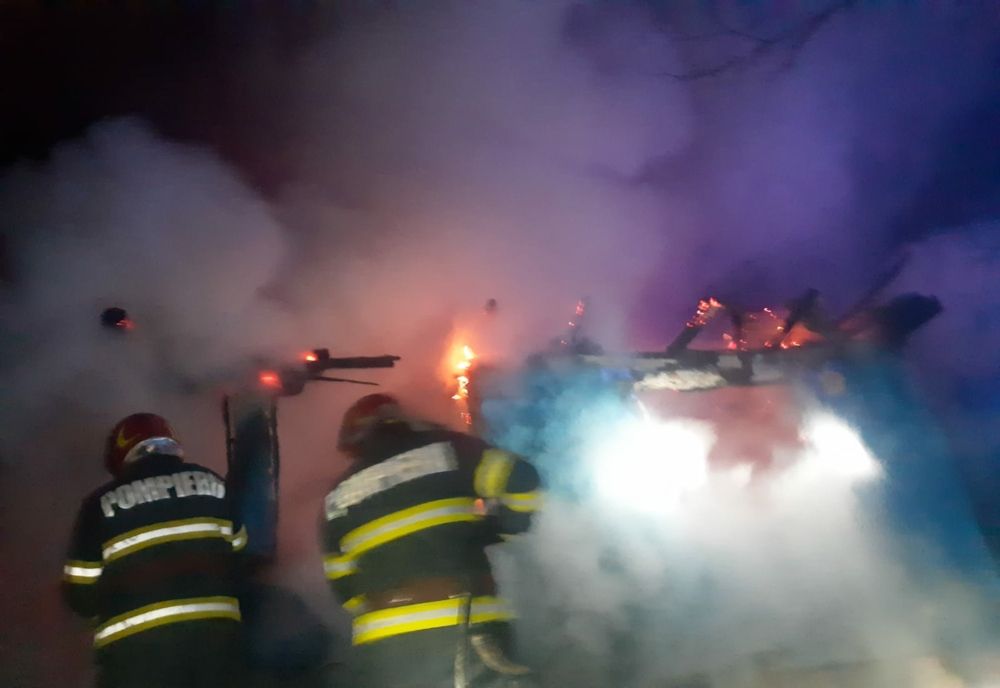Două persoane găsite carbonizate în urma unui incendiu izbucnit la o gospodărie din județul Bacău