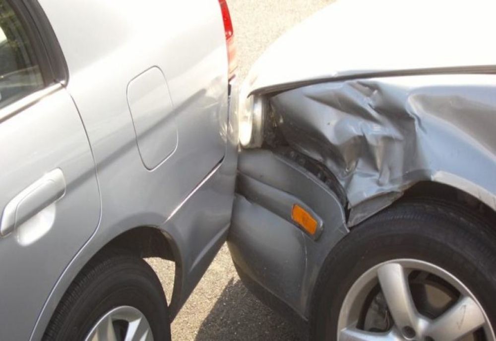 Tamponare în Mărgineni. Un șofer băut n-a păstrat distanța și a intrat în spatele unei mașini conduse de o tânără