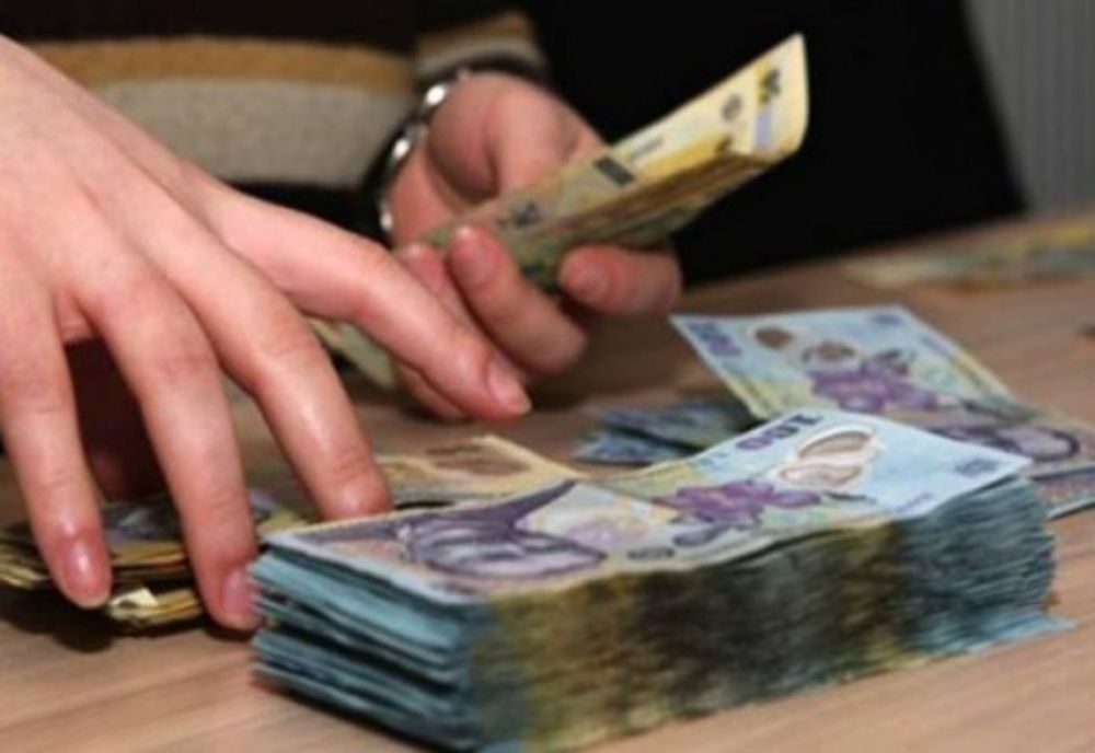 O tânără a furat 51.000 de lei din încasările unei săli de păcănele