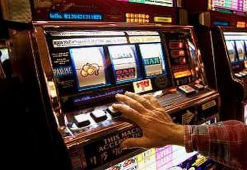 Și-a lăsat afară fiica de 1 an și 3 luni în cărucior și a intrat la păcănele!