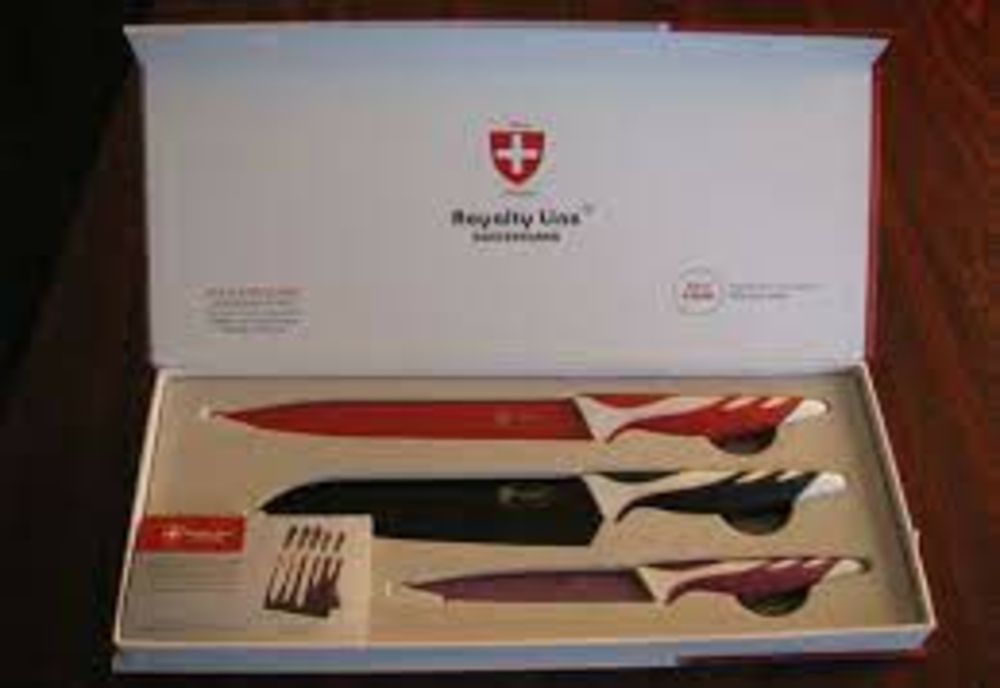 ATENȚIE la ”vânzătorii” de oale și cuțite! O bătrână a fost ”ușurată”  de 4.200 de euro și 200 de dolari 