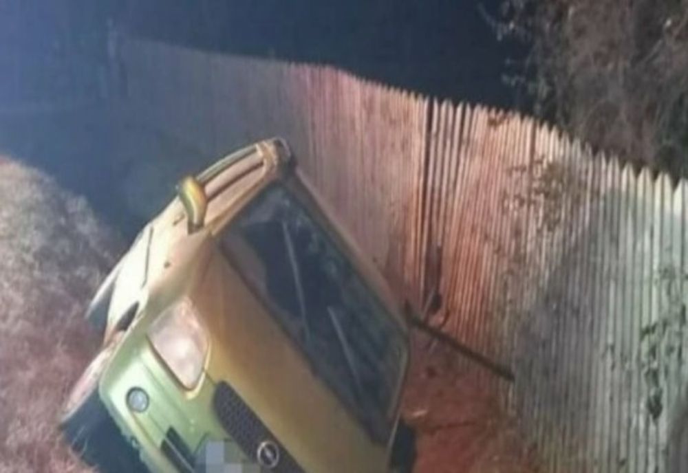 Băut și fără experiență, un tânăr din Slănic Moldova s-a răsturnat cu mașina în șanț