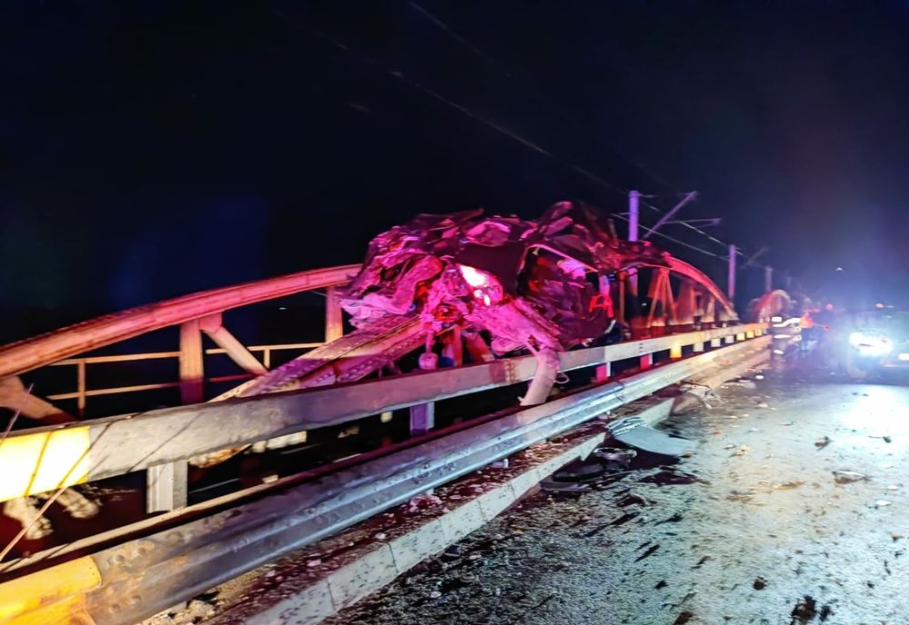 Accident INCREDIBIL, în Bacău: Mașină lovită de tren după un accident rutier! Șoferul a scăpat nevătămat. Cum arată mașina