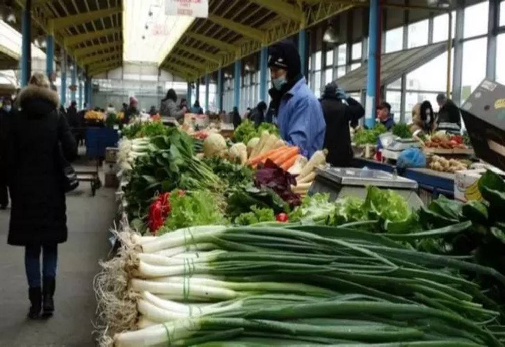 Greşeala pe care multă lume o face când cumpără salată şi ceapă verde