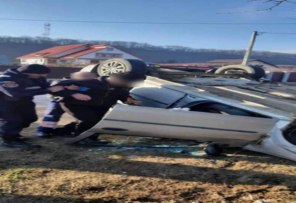 Victima unui accident rutier, ajutată de jandarmi