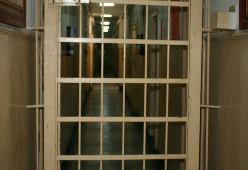 A evadat de la domiciliu! Un bărbat s-a ales cu dosar penal pentru nerespectarea arestului domiciliar