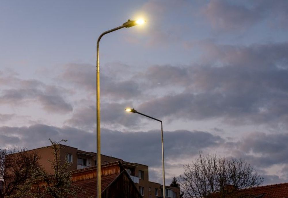 Au furat panourile fotovoltaice de pe stâlpii de iluminat public