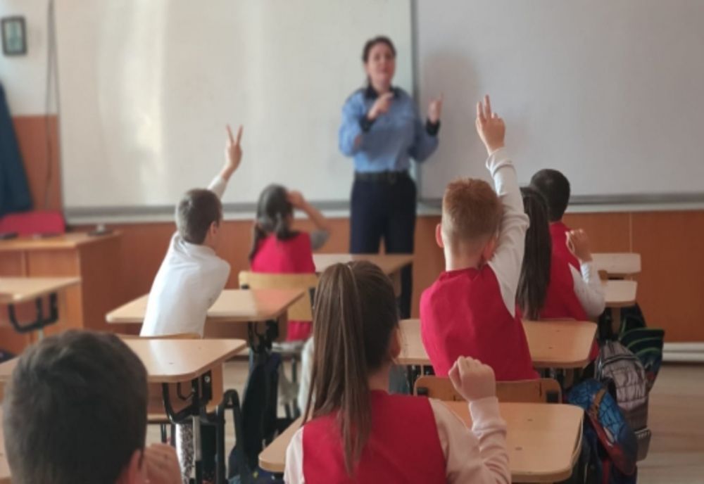 Polițiștii îi învață pe elevi cum să rămână în siguranță