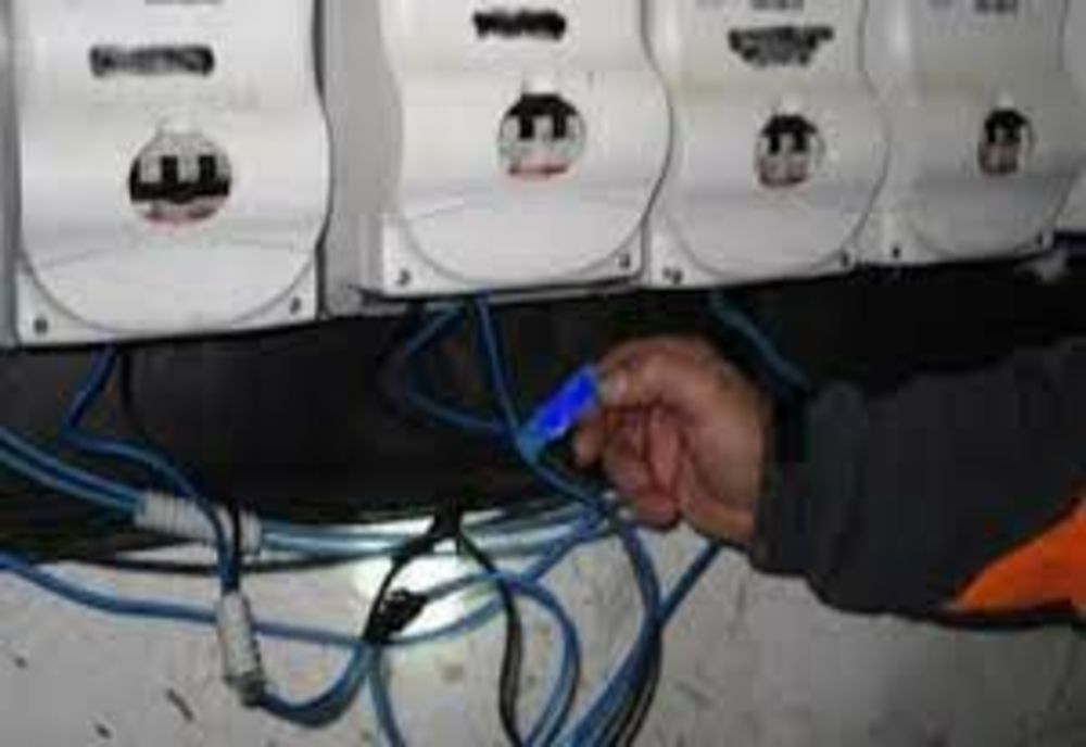 Un bărbat din Bacău prins furând curent