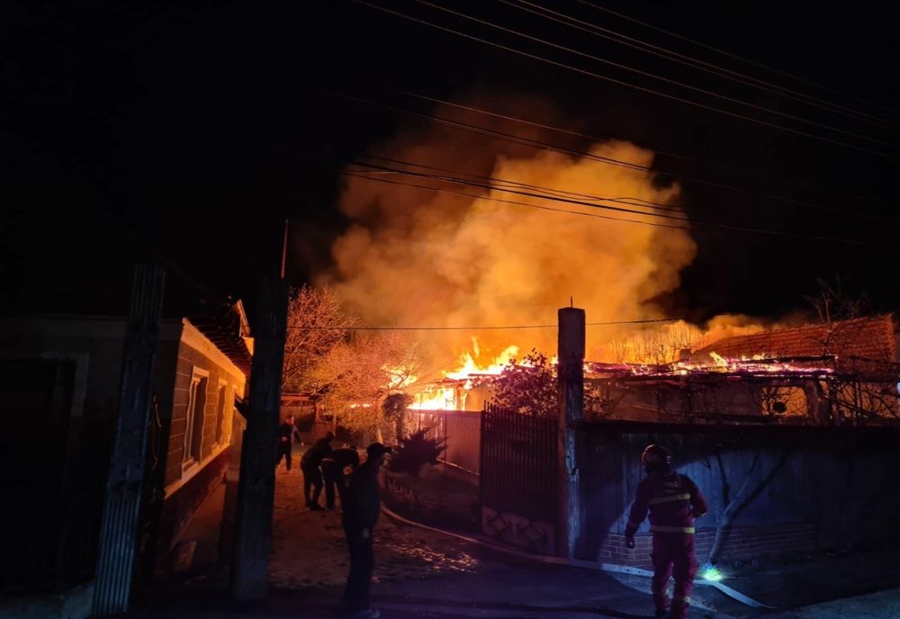 Două gospodării cuprinse de flăcări la Căiuți