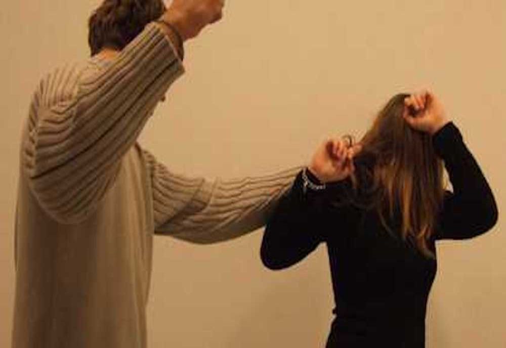 S-a dus în toiul nopții peste iubită și a bătut-o