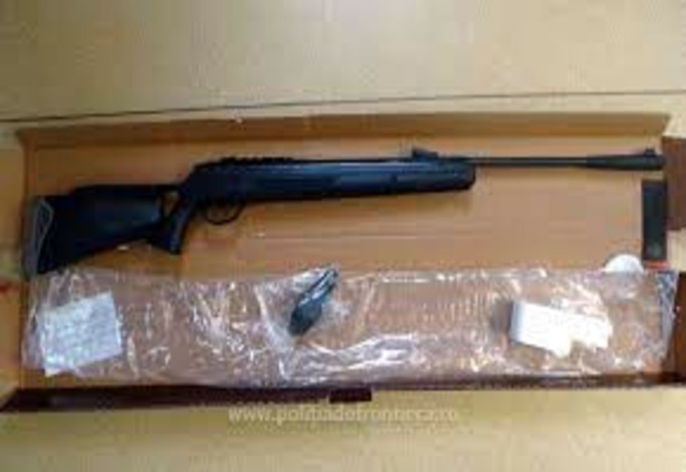 Armă neletală, ridicată de polițiști în urma unei percheziții domiciliare   