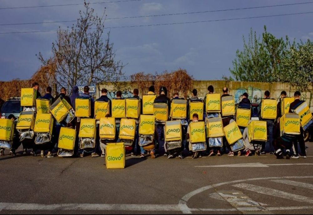 Protestul curierilor Glovo Bacău: „În ultimele zile, ieșim la muncă cu bani din buzunarul nostru!” 