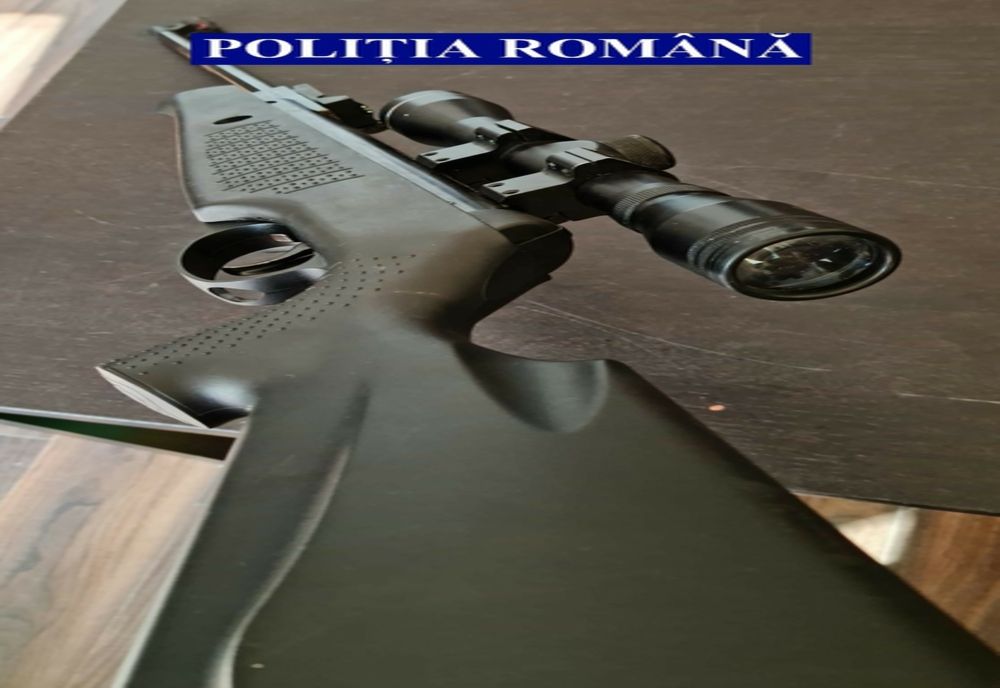 Armă ridicată de polițiști în urma unor perceheziții domiciliare