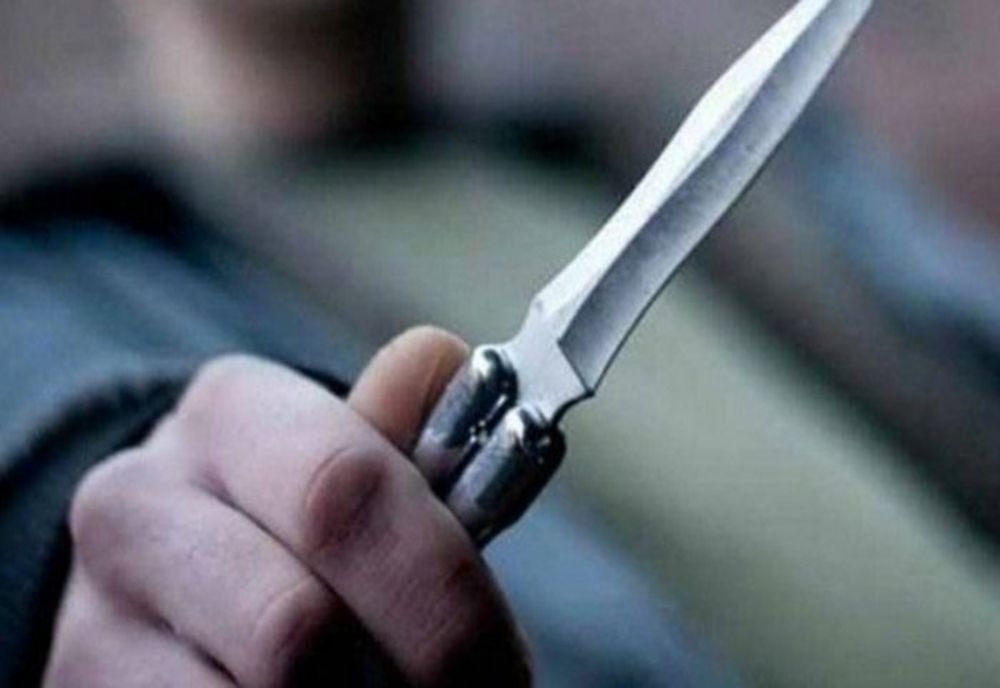 Doi tineri, amenințați într-o parcare cu cuțitul! 