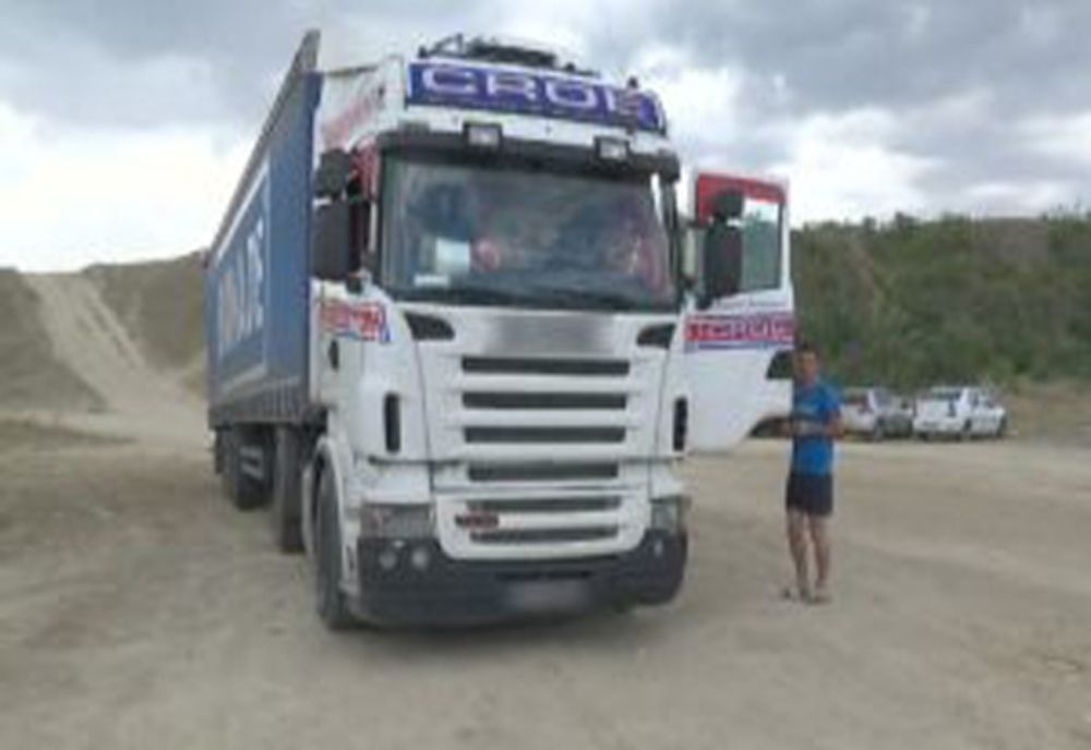 Un bărbat din Bacău a mers cu TIR-ul pe plaja sălbatică de la Corbu