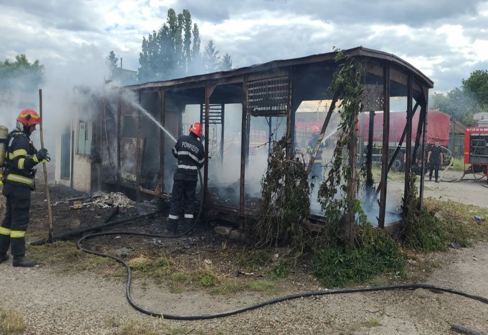 Un vagon dezafectat a ars ca o torță