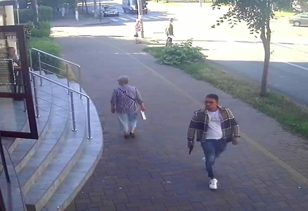 Panică pe străzile din Bacău, unde un tânăr se plimba cu un pistol în mână. Polițiștii l-au prins în timp ce lua masa la res