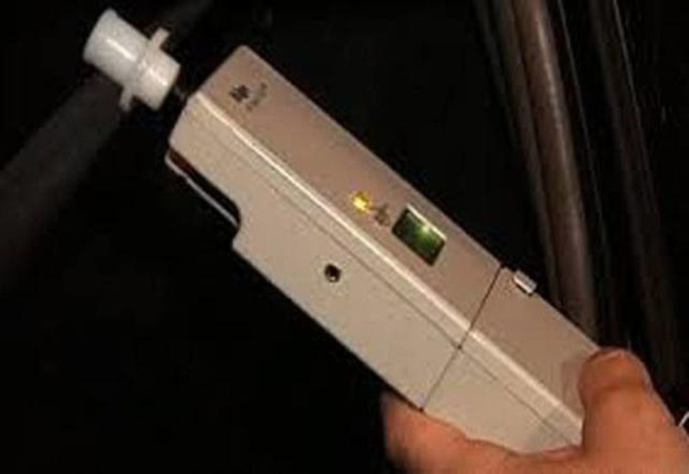 O șoferiță din Bacău a tamponat o mașină parcată. Ce alcoolemie avea la testetarea cu aparatul alcooltest