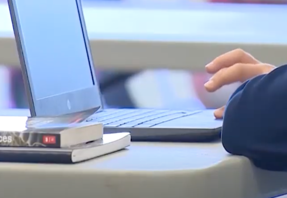 Laptop-uri și tablete pentru școlile din Bacău