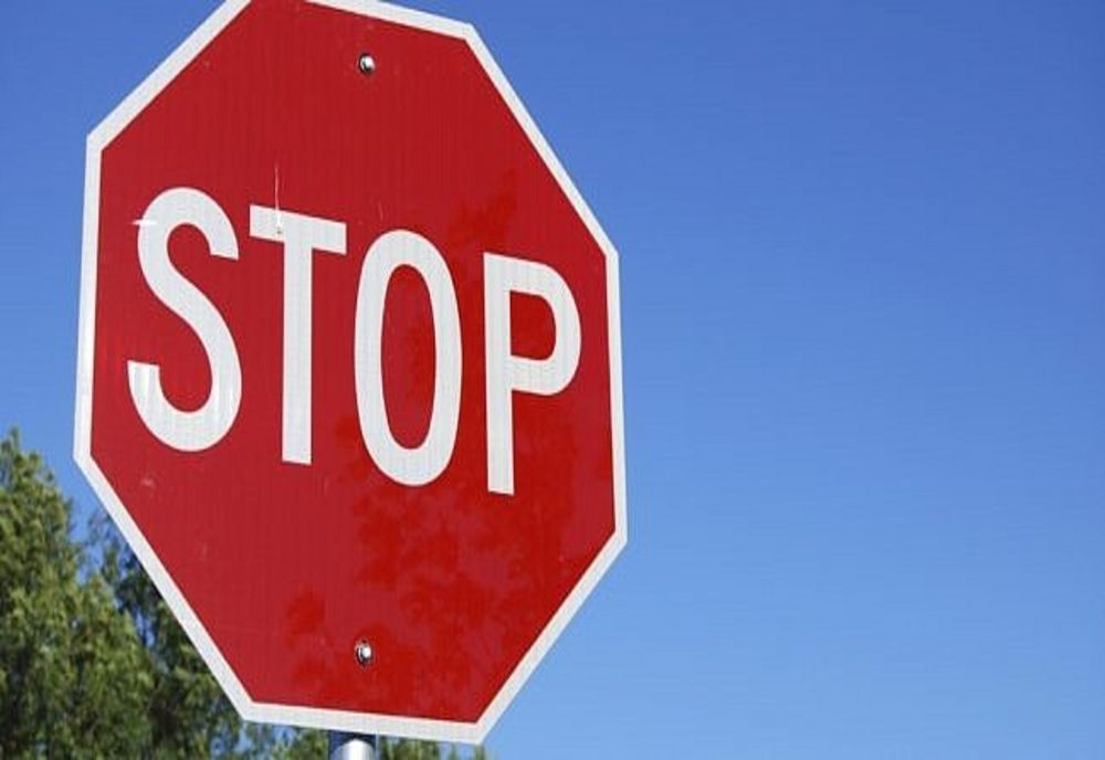 Un șofer din Bacău nu a oprit la STOP și a produs accident