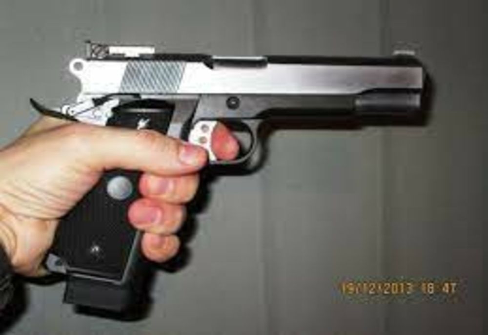 Pistol cu aer comprimat ridicat de polițiști în urma unei percheziții domiciliare