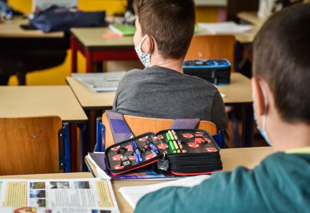 Anchetă disciplinară la o școală din Bacău, după ce o învățătoare l-a făcut „handicapat” pe un elev cu autism pe grupul de părinți