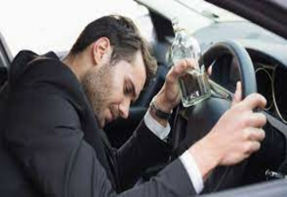 Un șofer beat a distrus două indicatoare rutiere