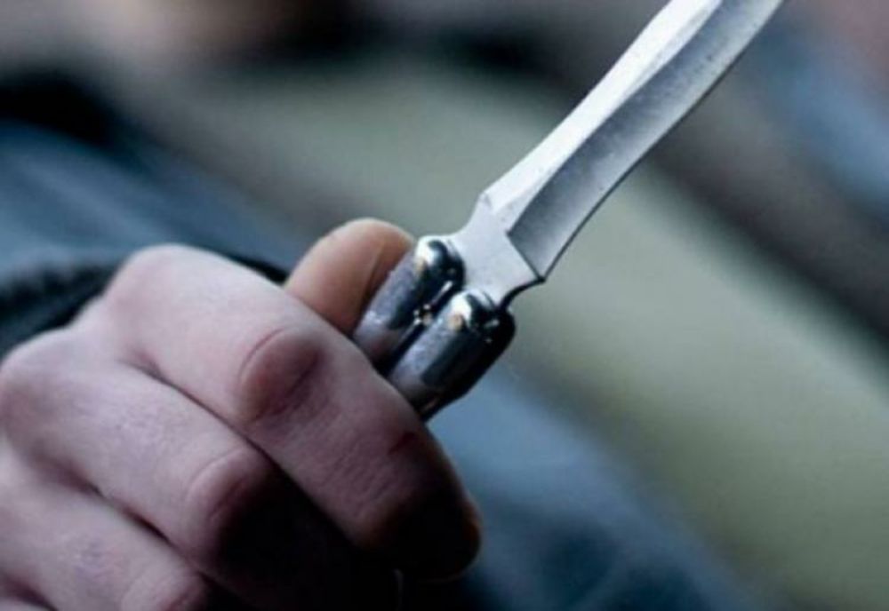 Cinci adolescenți amenințați de un bărbat cu un cuțit