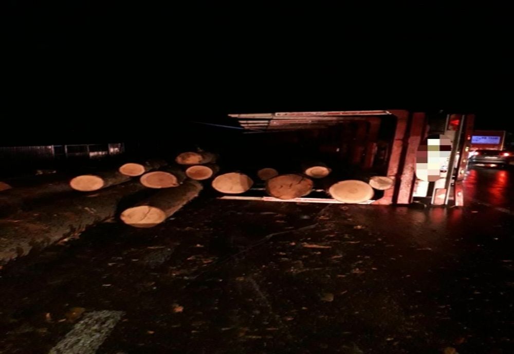 TIR încărcat cu bușteni, răsturnat ăe un drum din Bacău
