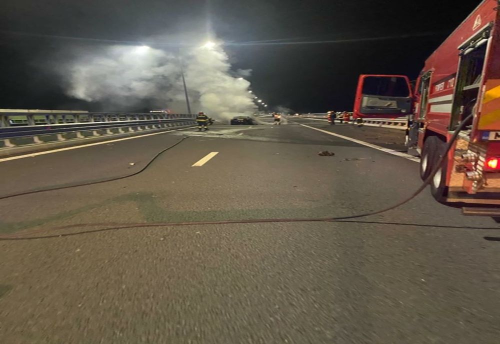 O șoferiță de 18 ani a intrat în parapetele de pe centura Bacăului! Mașina s-a făcut scrum- FOTO