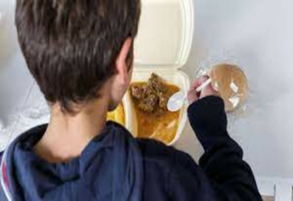 BACĂU: Aproximativ 3.200 de copii vor beneficia de programul ,,Masa caldă"