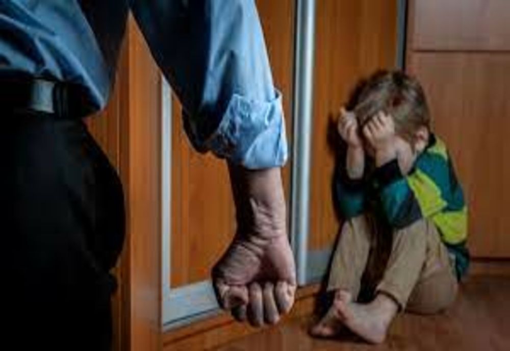 Băiețel de doar 3 ani, bătut cu bestialitate de tatăl său