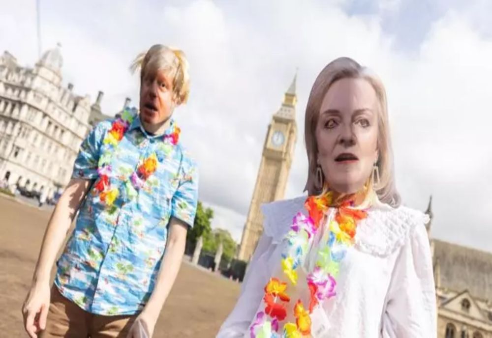 Agitație la casele de pariuri din Anglia. Regina Elisabeta a II-a anunță azi numele noului premier