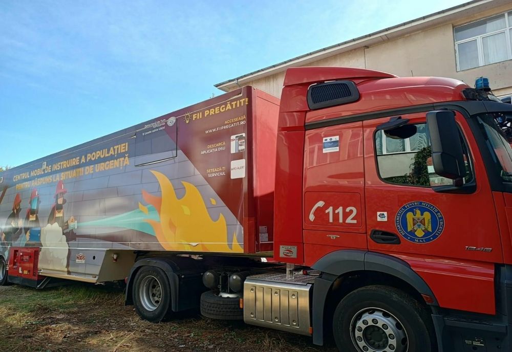 Centrul Mobil pentru Răspuns în Situații de Urgență, în Piața Tricolorului din Bacău