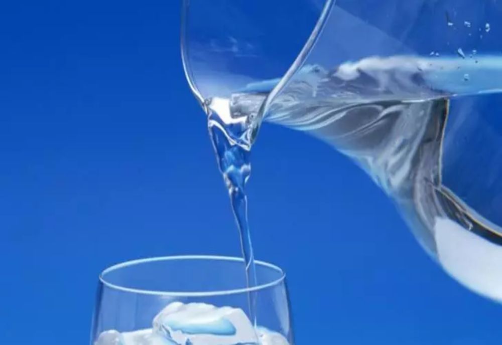 Ce se întâmplă în corpul tău dacă bei apă noaptea