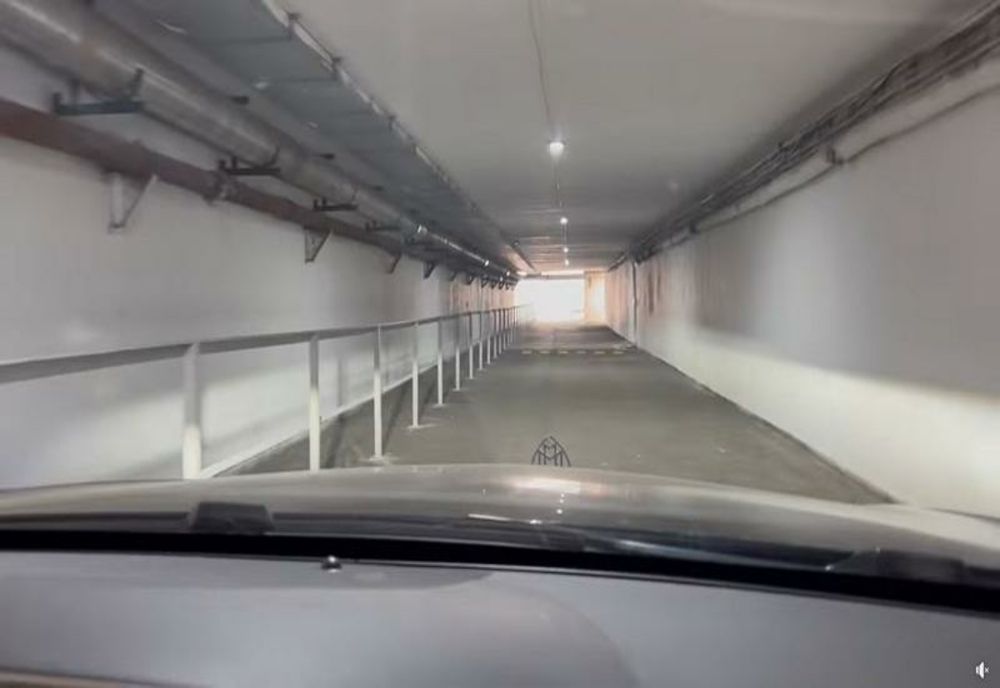 VIDEO. Limuzina de peste 250.000 de euro a primarului din Onești s-a „strecurat” cu greu la inaugurarea unui pasaj