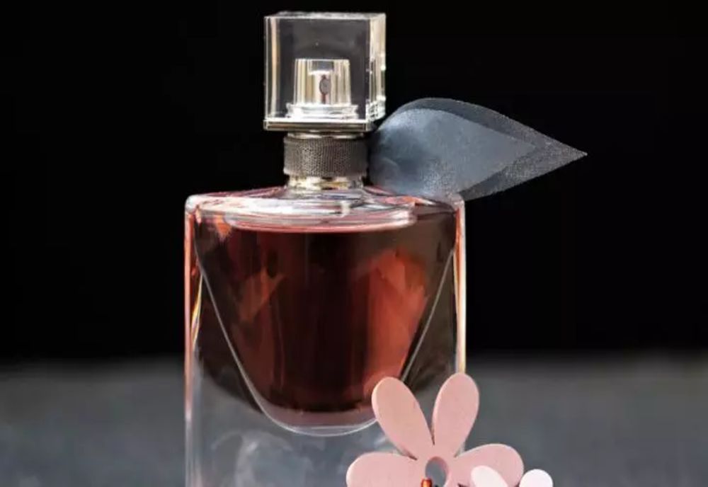 În ce locuri să aplici parfumul pentru a persista mult timp și unde să nu îl mai aplici niciodată