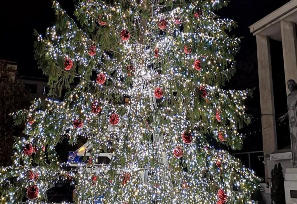 Bradul instalat strâmb la Bacău a iscat discuții în contradictoriu pe internet