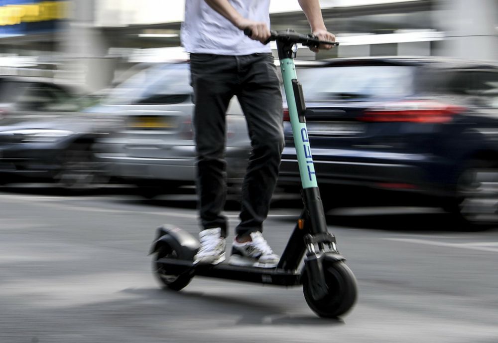Trotinetele electrice ar putea fi limitate la viteza de 15 km/h: "A venit momentul să protejăm vârstnicii, copiii și în general oamenii care circulă pe trotuar"