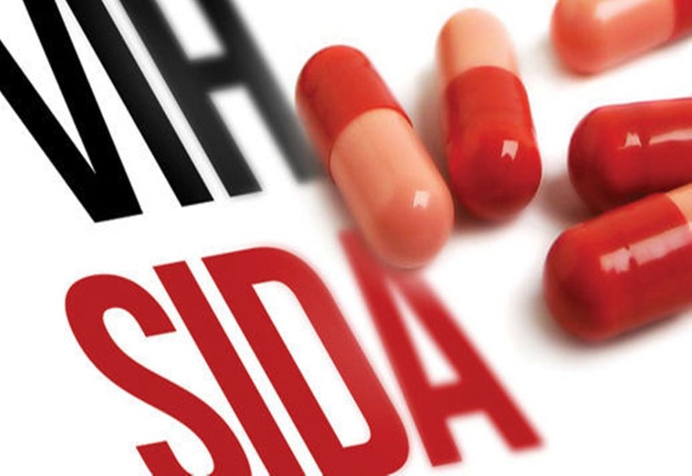 Doi bărbați din Bacău, unul din Neamț și șapte din Cluj, au luat parte la o orgie cu unul dintre participanți infectat cu SIDA