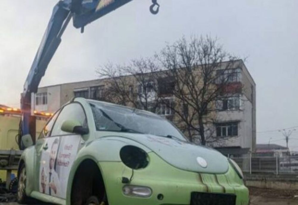 O mașină împlicată într-un accident „dezmembrată” de hoți. Proprietarul oferă recompensă pentru identificarea acestora