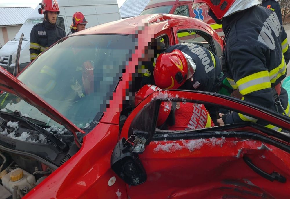 Accident cu victimă încarcerată în Bacău- FOTO