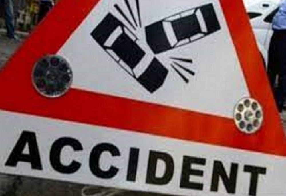 Un bărbat din Comănești s-a urcat beat la volan, a lovit un autoturism și a fugit de la locul accidentului