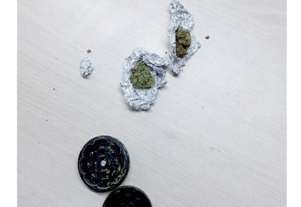 Jandarmii un prins un tânăr care avea droguri asupra lui. El se afla în apropierea unei școli