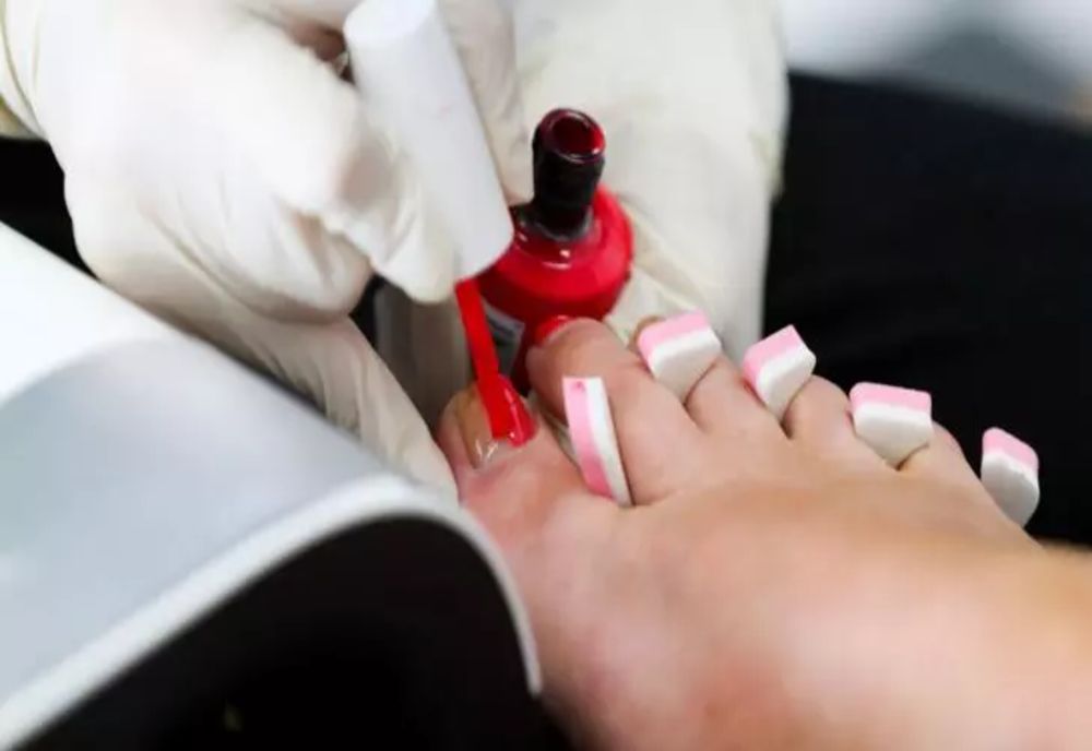 Salon de manichiură în sala de Consiliu a unei primării din Bacău - VIDEO VIRAL