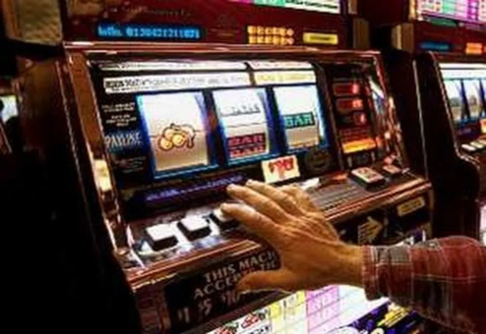 Trei nemțeni reținuți de polițiștii din Bacău după ce ar fi sustras bani dintr-un aparat de jocuri 