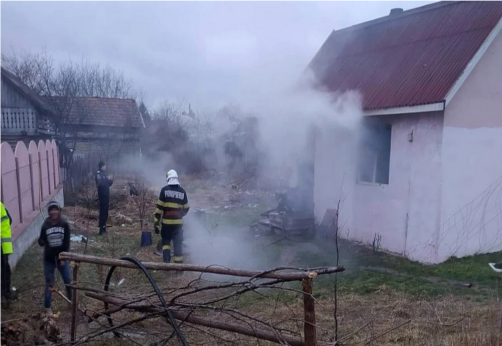 Un bărbat beat din Bacău a dat foc casei construite de voluntari din donații