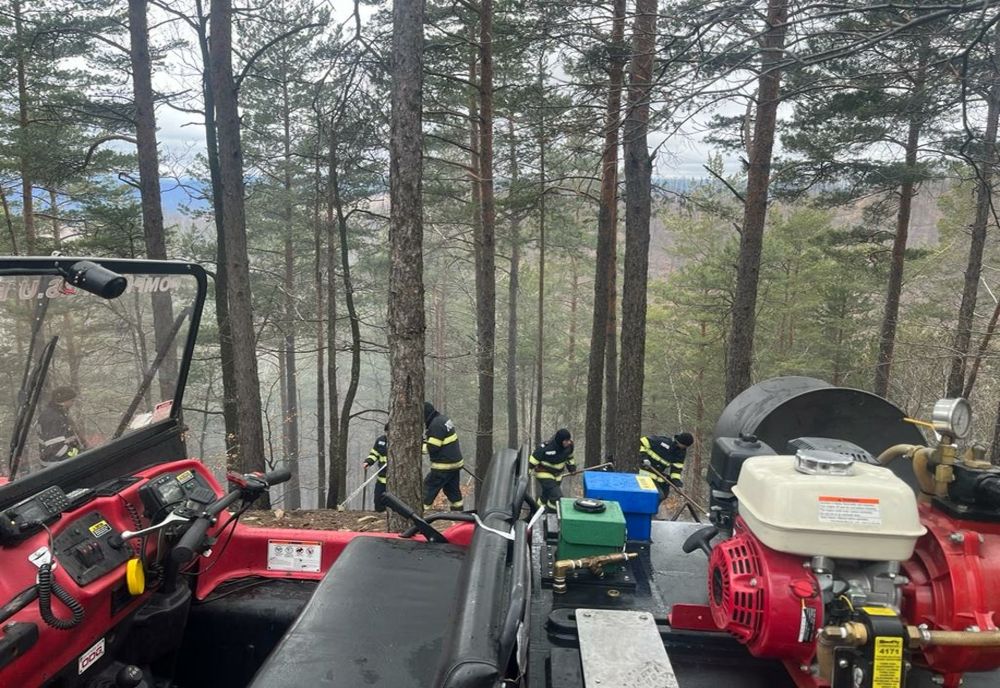 S-a reluat acțiunea de stingere a incendiului de litieră din cadrul Ocolului Silvic Privat Oituz